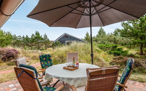 Annerose - 650M from the Sea: Möbel, Gartenmöbel, Geschirr, Tabelle, Drinkware, Stuhl, Tisch Im Freien, Essen, Flasche