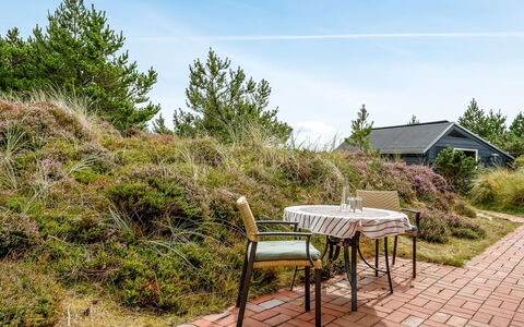 Annerose - 650M from the Sea: Möbel, Gartenmöbel, Geschirr, Tabelle, Drinkware, Stuhl, Tisch Im Freien, Essen, Flasche