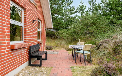 Annerose - 650M from the Sea: Möbel, Gartenmöbel, Geschirr, Tabelle, Drinkware, Stuhl, Tisch Im Freien, Essen, Flasche