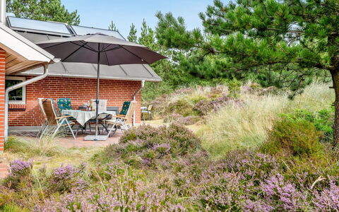 Annerose - 650M from the Sea: Möbel, Gartenmöbel, Geschirr, Tabelle, Drinkware, Stuhl, Tisch Im Freien, Essen, Flasche