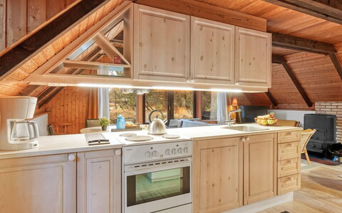 Erhardt - 2Km from the Sea: Küche, Holz, Flooring, Interior Design, Decke, Möbel, Cabinetry, Countertop, Fussboden, Küchengerät