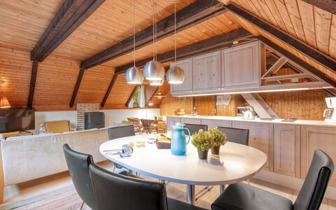 Erhardt - 2Km from the Sea: Möbel, Interior Design, Küche, Holz, Flooring, Decke, Light Fixture, Countertop, Fussboden, Beleuchtung