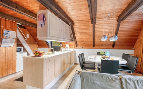 Erhardt - 2Km from the Sea: Holz, Decke, Interior Design, Küche, Möbel, Dachboden, Zimmer, Hartholz, Wohnung, Stuhl