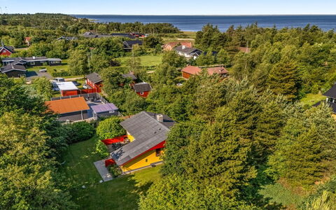 Ditta - 150M to the Fjord: Möbel, Gartenmöbel, Geschirr, Tabelle, Drinkware, Stuhl, Tisch Im Freien, Essen, Flasche