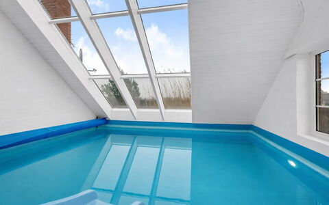 Eweline - 700M from the Sea: Fussboden, Decke, Flooring, Verbundwerkstoff, Schwimmbad, Dachboden, Daylighting, Glas, Design