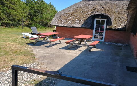 Eweline - 700M from the Sea: Dachdecken, Dach, Hütte, Gartenmöbel, Schatten, Hütte, Tisch Im Freien, Picknicktisch, Außenbank