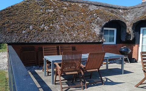 Eweline - 700M from the Sea: Dachdecken, Holz, Dach, Hütte, Schatten, Gartenmöbel, Stuhl, Hartholz, Tisch Im Freien