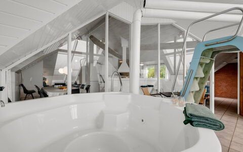 Eweline - 700M from the Sea: Interior Design, Decke, Fussboden, Möbel, Dachboden, Stuhl, Badewanne, Design, Bett, Schlafzimmer