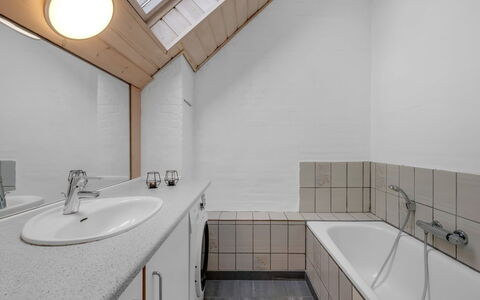 Eweline - 700M from the Sea: Armatur, Flooring, Wand, Sinken, Badezimmer, Interior Design, Fussboden, Decke, Zapfhahn, Bad Sink