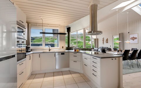 Mine - from the Sea: Küche, Countertop, Interior Design, Küchengerät, Flooring, Cabinetry, Decke, Holz, Möbel, Fussboden