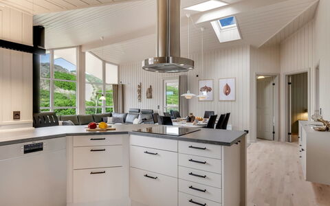 Mine - from the Sea: Küche, Countertop, Interior Design, Küchengerät, Decke, Flooring, Cabinetry, Light Fixture, Haushaltsgerät, Möbel