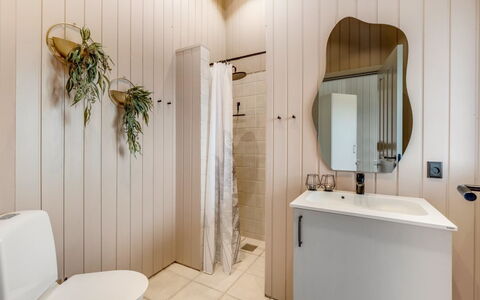 Mine - from the Sea: Badezimmer, Interior Design, Armatur, Flooring, Fussboden, Bad Sink, Badezimmerschrank, Installation, Zapfhahn, Toilette
