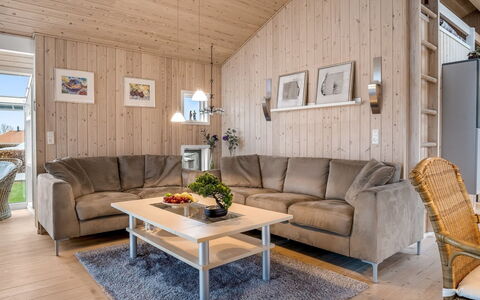 Lien - 100M from the Sea: Holz, Möbel, Interior Design, Decke, Fussboden, Flooring, Zimmer, Zuhause, Wohnzimmer, Couch