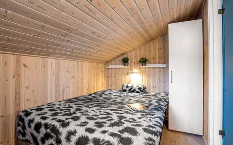 Lien - 100M from the Sea: Holz, Interior Design, Schlafzimmer, Decke, Fussboden, Flooring, Möbel, Bett, Zimmer, Linens