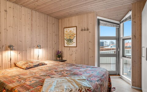 Lien - 100M from the Sea: Holz, Decke, Interior Design, Zimmer, Fussboden, Zuhause, Wohnung, Hartholz, Holzbeize, Light Fixture