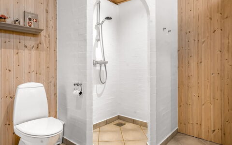 Lien - 100M from the Sea: Flooring, Holz, Armatur, Fussboden, Interior Design, Badezimmer, Installation, Zimmer, Toilette, Fliese