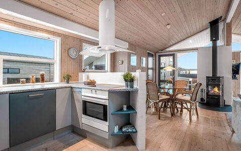 Lien - 100M from the Sea: Holz, Zuhause, Möbel, Fussboden, Decke, Haushaltsgerät, Küche, Hartholz, Holzbeize, Light Fixture