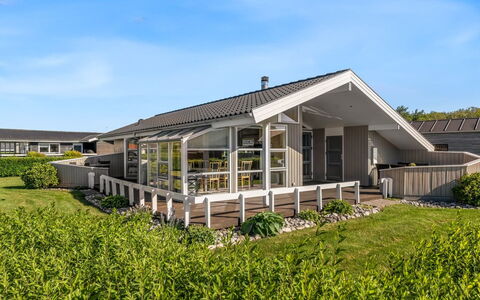Lien - 100M from the Sea: Zuhause, Die Architektur, Wohngebiet, Dach, Haus, Estate, Veranda, Ground, Hütte, Schatten