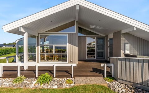 Lien - 100M from the Sea: Die Architektur, Zuhause, Dach, Tür, Abstellgleis, Hütte, Estate, Schatten, Veranda, Auffahrt