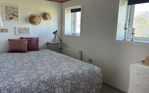 Jorek - 700M from the Sea: Bett, Schlafzimmer, Bedding, Bettdecke, Interior Design, Wand, Möbel, Fussboden, Holz, Linens