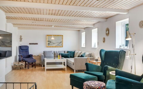 Jorek - 700M from the Sea: Möbel, Interior Design, Flooring, Fussboden, Couch, Wand, Holz, Decke, Zimmer, Wohnzimmer