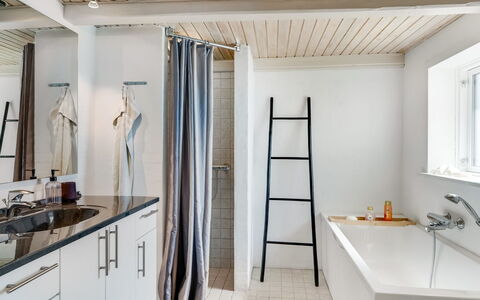 Jorek - 700M from the Sea: Wand, Flooring, Interior Design, Armatur, Fussboden, Decke, Installation, Badezimmer, Zapfhahn, Zimmer