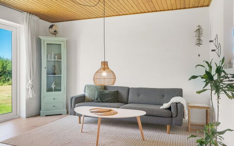 Jorek - 700M from the Sea: Möbel, Flooring, Holz, Interior Design, Fussboden, Tabelle, Holzboden, Wohnzimmer, Zuhause, Beleuchtung