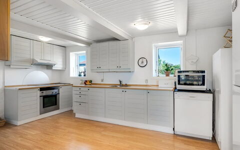Jorek - 700M from the Sea: Küche, Holz, Flooring, Countertop, Major Appliance, Küchengerät, Cabinetry, Interior Design, Decke, Fussboden