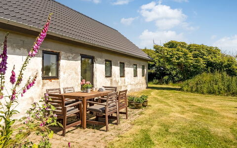 Jorek - 700M from the Sea: Hütte, Zuhause, Ländliches Gebiet, Bauernhaus, Wiese, Garten, Estate, Rasen, Landscaping, Garten