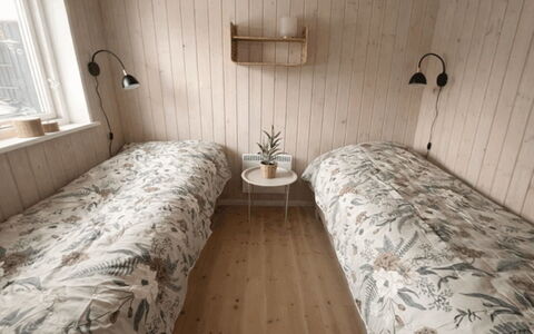 Bosse - 200M to the Fjord: Wand, Holz, Schlafzimmer, Fussboden, Flooring, Bett, Bettdecke, Bedding, Zimmer, Bettrahmen