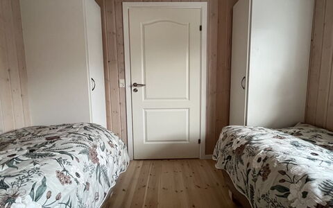 Bosse - 200M to the Fjord: Holz, Fussboden, Flooring, Schlafzimmer, Zimmer, Interior Design, Bettdecke, Bett, Möbel, Bedding