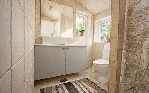 Bosse - 200M to the Fjord: Flooring, Fussboden, Armatur, Wand, Badezimmer, Holz, Interior Design, Badezimmerschrank, Bad Sink, Sinken