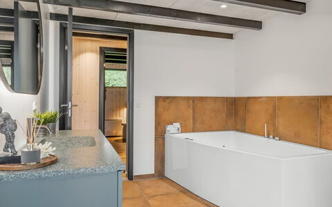 Diuri - 500M to the Fjord: Armatur, Flooring, Fussboden, Installation, Interior Design, Zapfhahn, Badewanne, Decke, Sinken, Badezimmer