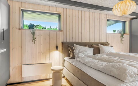 Diuri - 500M to the Fjord: Interior Design, Holz, Flooring, Schlafzimmer, Decke, Fussboden, Bett, Beleuchtung, Möbel, Bettdecke