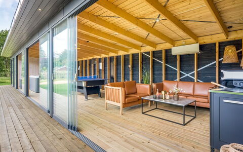 Diuri - 500M to the Fjord: Holz, Flooring, Hartholz, Holzboden, Veranda, Planke, Deck, Holzbeize, Schatten, Eco Hotel