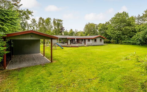 Engelbertine - 800M to the Fjord: Blau, Strauch, Hütte, Ground, Garten, Estate, Schatten, Landscaping, Bauernhaus, Eco Hotel