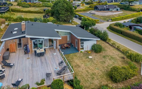 Finelly - 350M from the Sea: Flooring, Fussboden, Decke, Interior Design, Countertop, Küche, Cabinetry, Zimmer, Major Appliance, Light Fixture