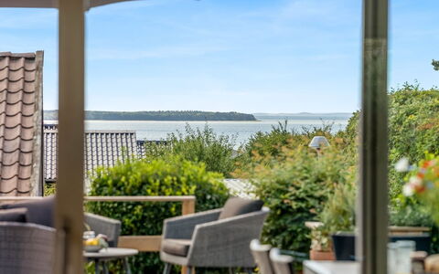Finelly - 350M from the Sea: Flooring, Fussboden, Decke, Interior Design, Countertop, Küche, Cabinetry, Zimmer, Major Appliance, Light Fixture