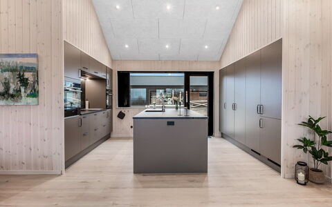 Gustaf - 800M from the Sea: Holz, Decke, Interior Design, Flooring, Küche, Fussboden, Zuhause, Light Fixture, Möbel, Zimmer