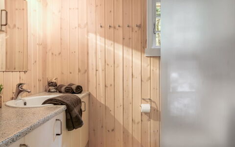 Lilija - 7.9Km to the Fjord: Wand, Holz, Flooring, Interior Design, Fussboden, Armatur, Zimmer, Zuhause, Badezimmer, Decke