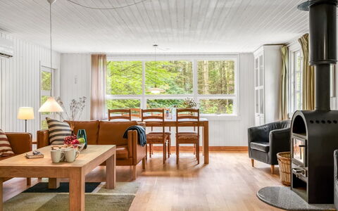 Lilija - 7.9Km to the Fjord: Möbel, Interior Design, Flooring, Fussboden, Couch, Wand, Wohnzimmer, Holzboden, Holz, Decke