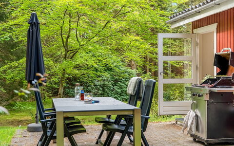 Lilija - 7.9Km to the Fjord: Möbel, Stuhl, Tisch Im Freien, Gartenmöbel, Garten, Schatten, Garten, Hinterhof, Zimmerpflanze