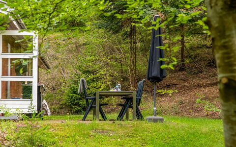 Lilija - 7.9Km to the Fjord: Blatt, Holz, Ast, Garten, Kofferraum, Wald, Frühling, Gartenmöbel, Zweig, Schatten