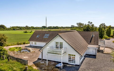 Franki - 9Km from the Sea: Zuhause, Dach, Haus, Tür, Hütte, Schatten, Garten, Ground, Veranda, Garten
