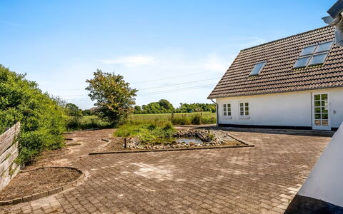 Inger - 9Km from the Sea: Zuhause, Dach, Haus, Tür, Hütte, Schatten, Garten, Ground, Veranda, Garten