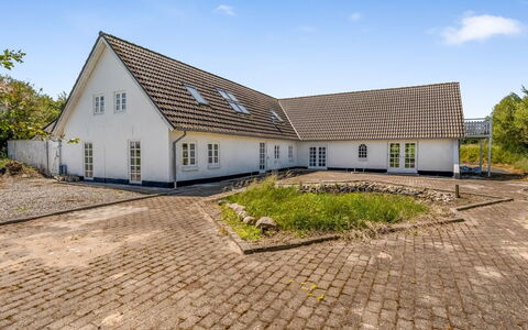 Inger - 9Km from the Sea: Zuhause, Dach, Haus, Tür, Hütte, Schatten, Garten, Ground, Veranda, Garten