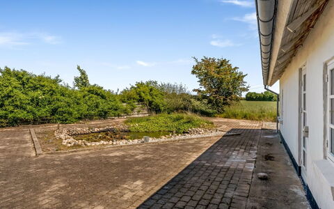 Inger - 9Km from the Sea: Zuhause, Dach, Haus, Tür, Hütte, Schatten, Garten, Ground, Veranda, Garten