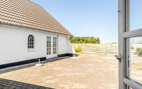 Inger - 9Km from the Sea: Zuhause, Dach, Haus, Tür, Hütte, Schatten, Garten, Ground, Veranda, Garten
