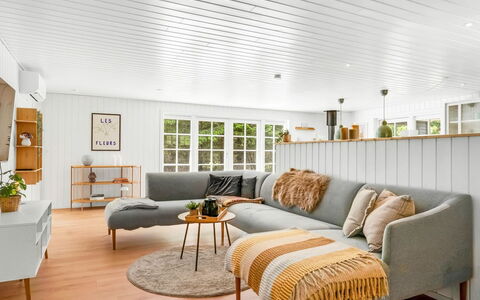 Bengta - from the Sea: Möbel, Interior Design, Flooring, Couch, Fussboden, Holz, Holzboden, Wohnzimmer, Tabelle