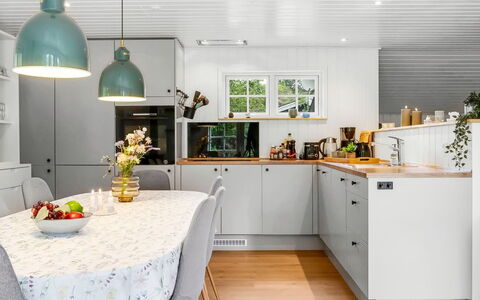 Bengta - from the Sea: Küche, Küchengerät, Countertop, Interior Design, Flooring, Major Appliance, Möbel, Holz, Cabinetry, Decke